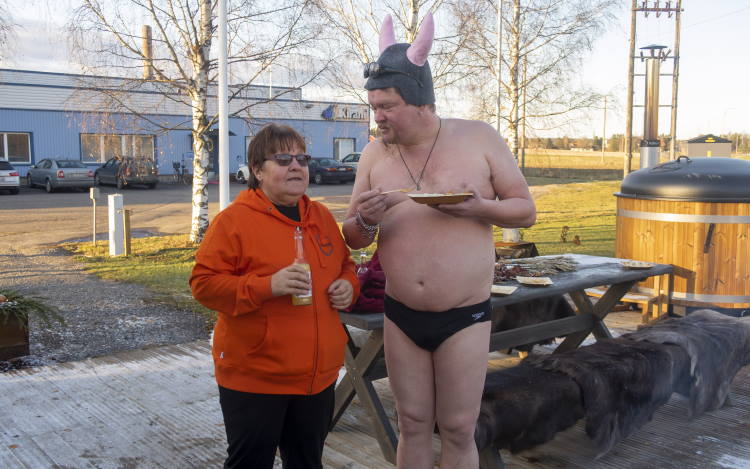 Ville Haapasalo trying out Kirami’s products and talking about the way of the world with Pirjo during his company visit.  | Kirami