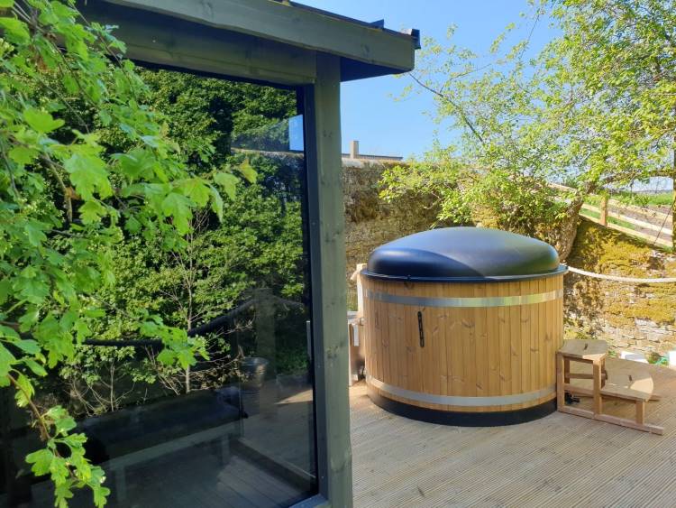 Photo: Wood Fired Hot Tubs by The Log Company | You can’t beat the combination of a sauna and a hot tub | Kirami