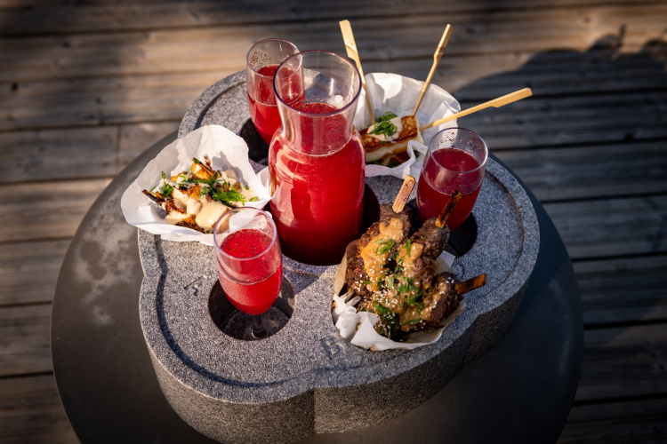 Enjoying good food and drinks is a part of Hot tub- and sauna bathing | Kirami Tubbar 2