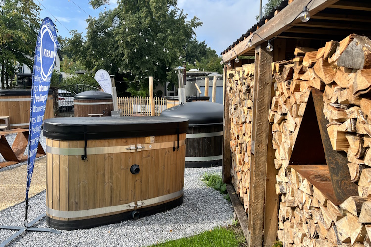 The wood storage was built from Kirami pallets and pimped with a Kirami Outstanding Triholdy. 