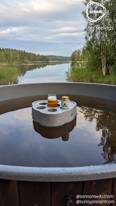 The water surface of the hot tub merges almost seamlessly into the water surface of the lake | Kirami