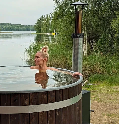 Kirami |Sanna Wikström and Valtteri Heiskanen, the driving forces behind the wellbeing brand "Hidasta elämää", enjoy themselves in the Kirami hot tub.