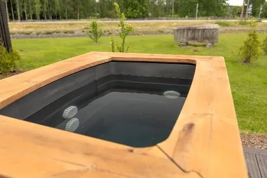 Relaxing in a hot tub isn’t just about feeling good – alternating between warm and cold baths can also provide real health benefits!