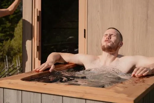 Relax in Kirami Premium NordicIce S tub