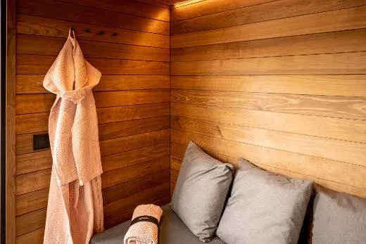 Light, a good scent and a warm feeling are what Kirami FinVision® -lounge M Misty is made of