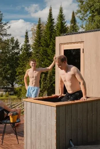 The NordicIce S Dualex, is a rectangular tub that is panel-clad on the outside