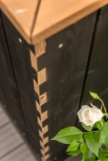 The notched corners of the hot tub highlight its exquisite craftsmanship.