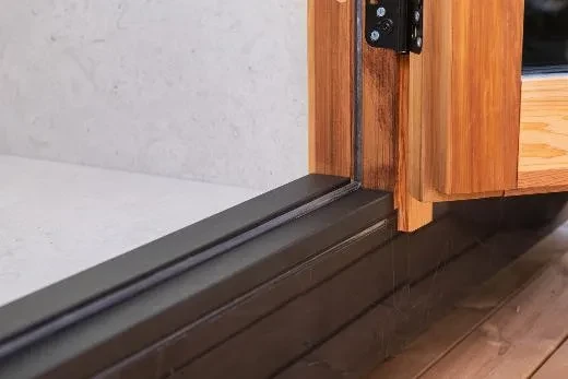 Kirami FinVision® -sauna M Zero (GlowBlack and CoralWhite)_door threshold