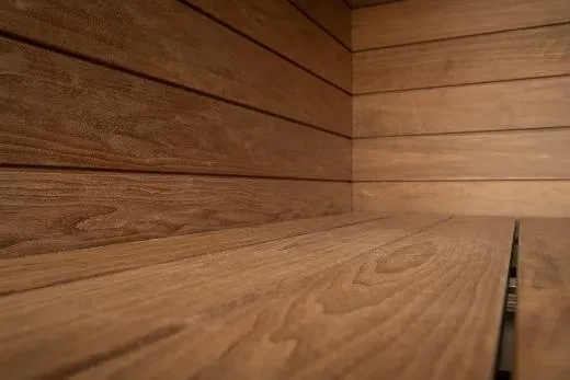 Removable aspen benches make cleaning easy in the Kirami FinVision® sauna S Misty | Outdoor sauna