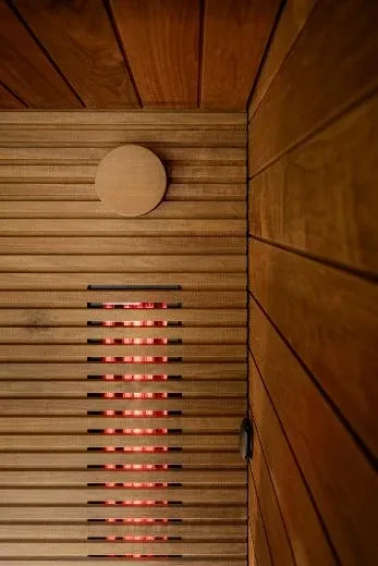 Safety spacing and grille design for infrared panels – Kirami FinVision® -sauna M Misty | Outdoor sauna